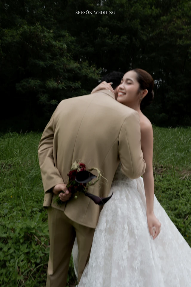 Ảnh cưới Rừng xanh & vest be tại Rừng ngoại thành TP.HCM — Rừng Sài Gòn — Concept 4, SeesonWedding (ảnh 13/37)