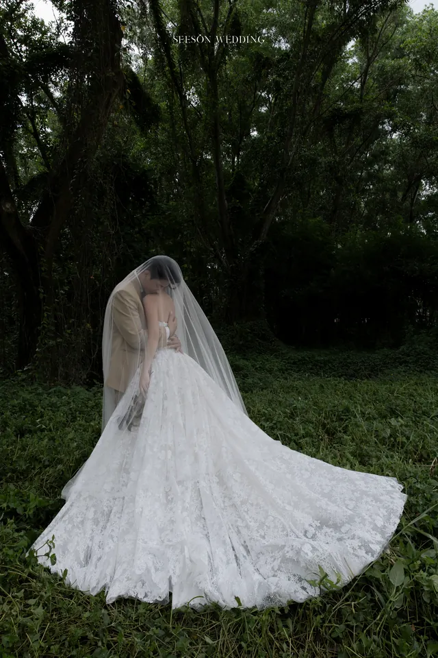 Ảnh cưới Rừng xanh & vest be tại Rừng ngoại thành TP.HCM — Rừng Sài Gòn — Concept 4, SeesonWedding (ảnh 21/37)