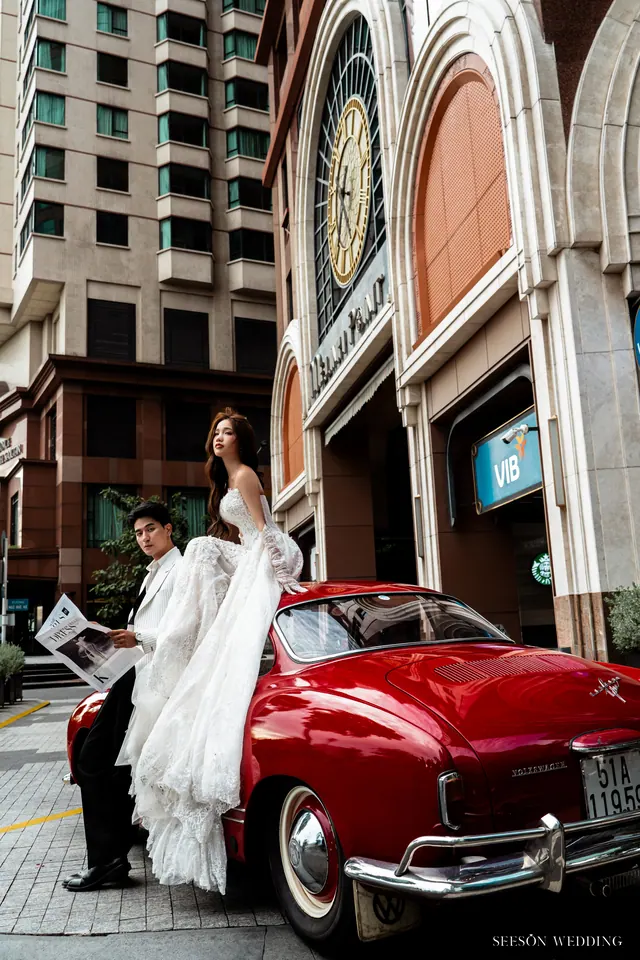 Ảnh cưới Xe cổ đỏ & phố trung tâm tại Quận 1, TP.HCM — Xe Cổ Đỏ — Phố Quận 1, SeesonWedding (ảnh 1/42)