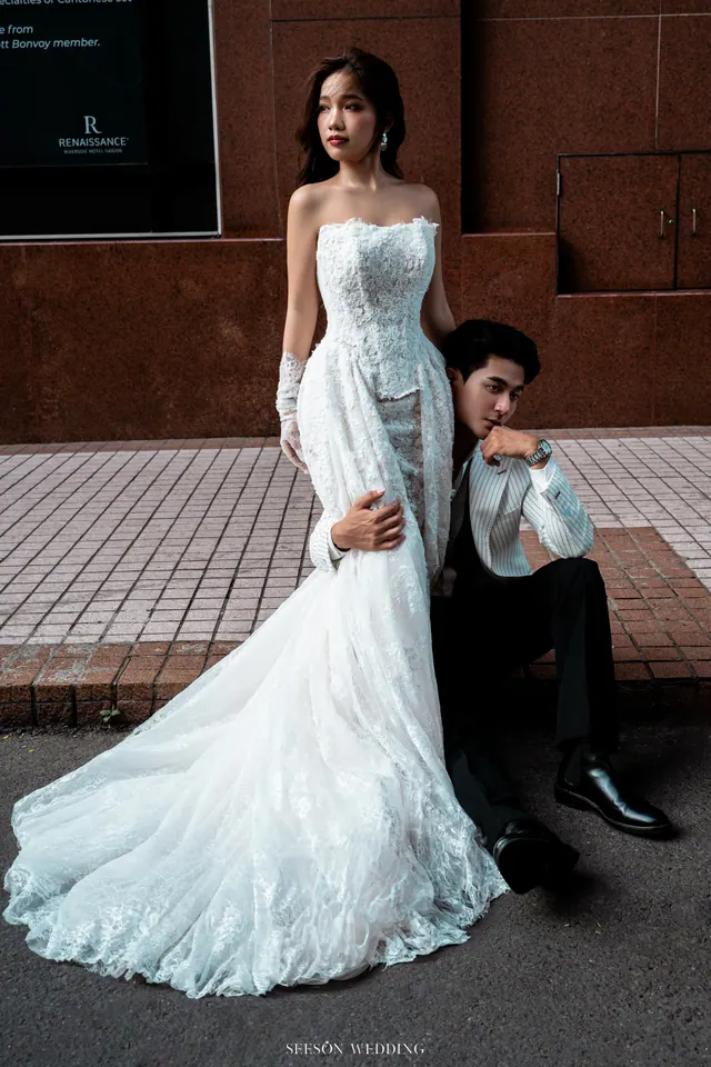 Ảnh cưới Xe cổ đỏ & phố trung tâm tại Quận 1, TP.HCM — Xe Cổ Đỏ — Phố Quận 1, SeesonWedding (ảnh 4/42)