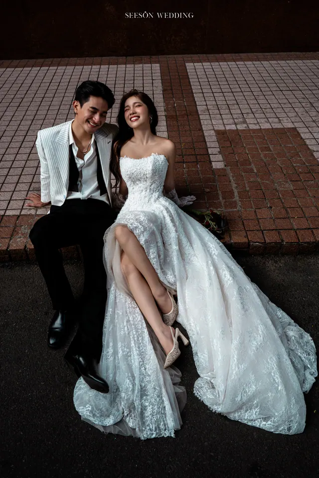 Ảnh cưới Xe cổ đỏ & phố trung tâm tại Quận 1, TP.HCM — Xe Cổ Đỏ — Phố Quận 1, SeesonWedding (ảnh 6/42)