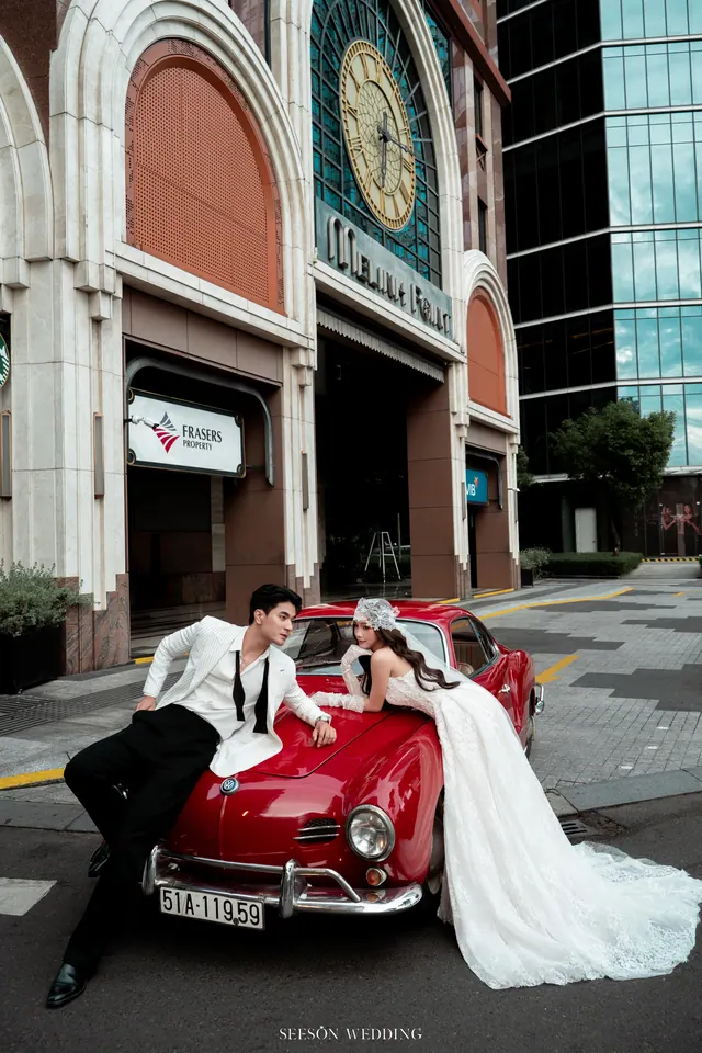 Ảnh cưới Xe cổ đỏ & phố trung tâm tại Quận 1, TP.HCM — Xe Cổ Đỏ — Phố Quận 1, SeesonWedding (ảnh 7/42)
