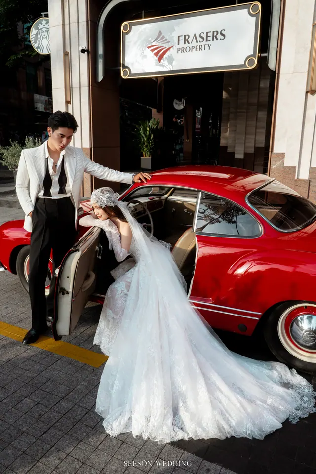 Ảnh cưới Xe cổ đỏ & phố trung tâm tại Quận 1, TP.HCM — Xe Cổ Đỏ — Phố Quận 1, SeesonWedding (ảnh 10/42)