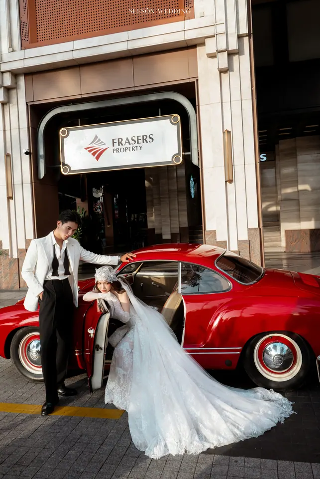 Ảnh cưới Xe cổ đỏ & phố trung tâm tại Quận 1, TP.HCM — Xe Cổ Đỏ — Phố Quận 1, SeesonWedding (ảnh 11/42)