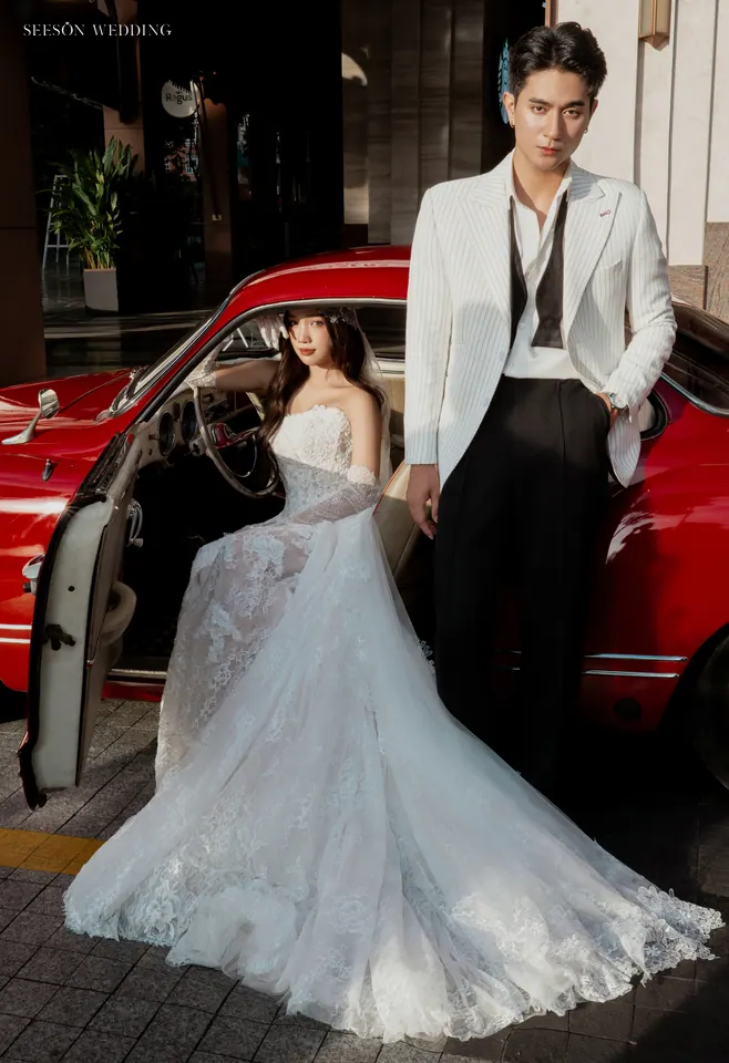 Ảnh cưới Xe cổ đỏ & phố trung tâm tại Quận 1, TP.HCM — Xe Cổ Đỏ — Phố Quận 1, SeesonWedding (ảnh 12/42)