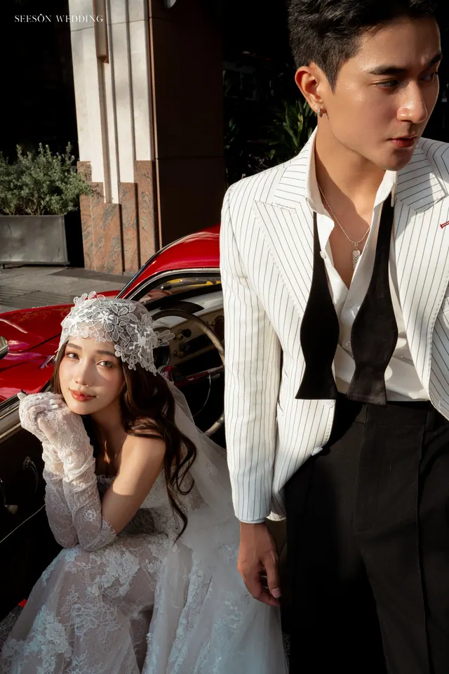 Ảnh cưới Xe cổ đỏ & phố trung tâm tại Quận 1, TP.HCM — Xe Cổ Đỏ — Phố Quận 1, SeesonWedding (ảnh 13/42)