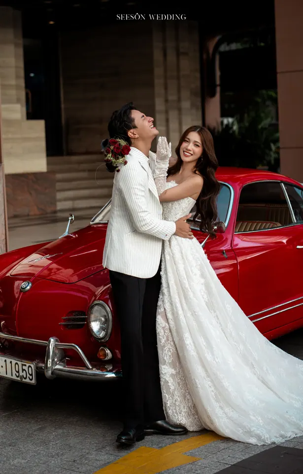 Ảnh cưới Xe cổ đỏ & phố trung tâm tại Quận 1, TP.HCM — Xe Cổ Đỏ — Phố Quận 1, SeesonWedding (ảnh 15/42)