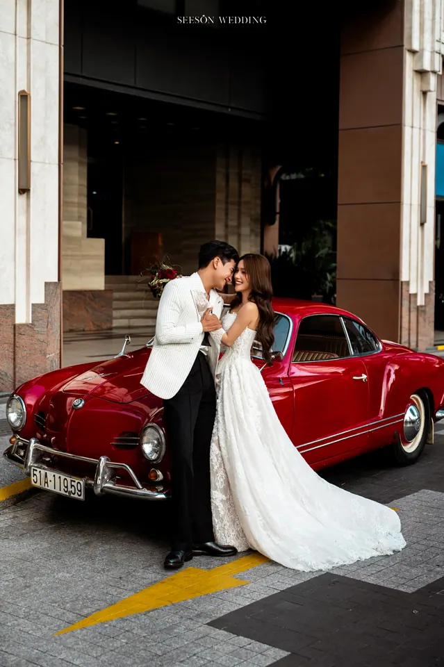 Ảnh cưới Xe cổ đỏ & phố trung tâm tại Quận 1, TP.HCM — Xe Cổ Đỏ — Phố Quận 1, SeesonWedding (ảnh 16/42)