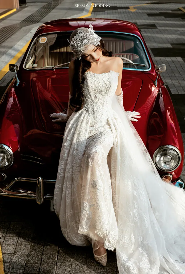 Ảnh cưới Xe cổ đỏ & phố trung tâm tại Quận 1, TP.HCM — Xe Cổ Đỏ — Phố Quận 1, SeesonWedding (ảnh 19/42)