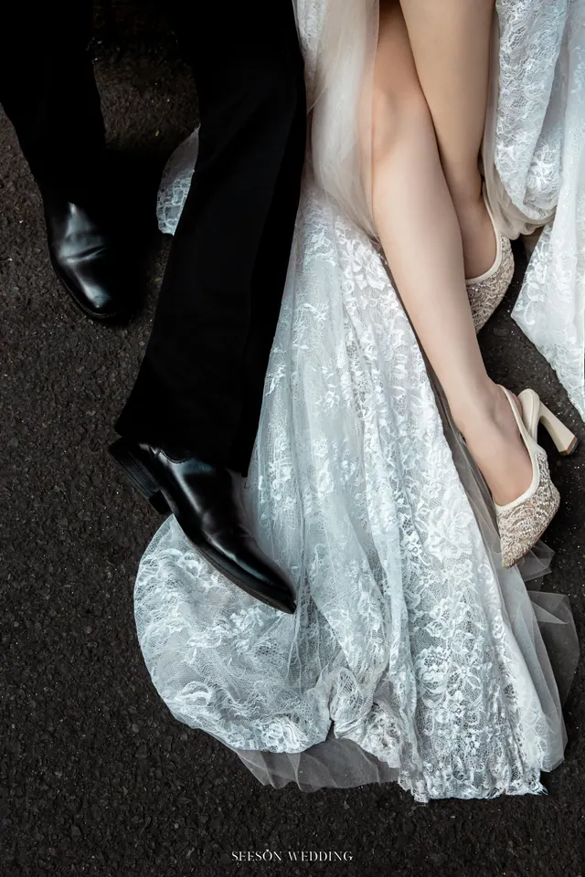 Ảnh cưới Xe cổ đỏ & phố trung tâm tại Quận 1, TP.HCM — Xe Cổ Đỏ — Phố Quận 1, SeesonWedding (ảnh 33/42)