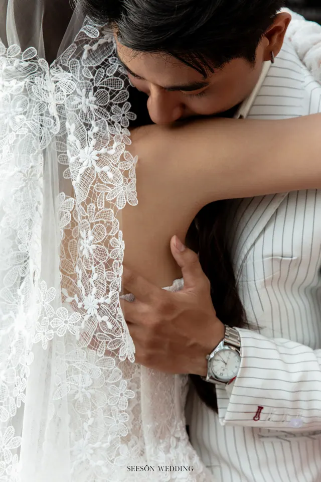 Ảnh cưới Xe cổ đỏ & phố trung tâm tại Quận 1, TP.HCM — Xe Cổ Đỏ — Phố Quận 1, SeesonWedding (ảnh 38/42)