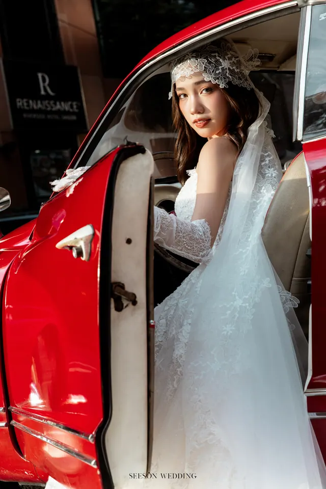 Ảnh cưới Xe cổ đỏ & phố trung tâm tại Quận 1, TP.HCM — Xe Cổ Đỏ — Phố Quận 1, SeesonWedding (ảnh 39/42)