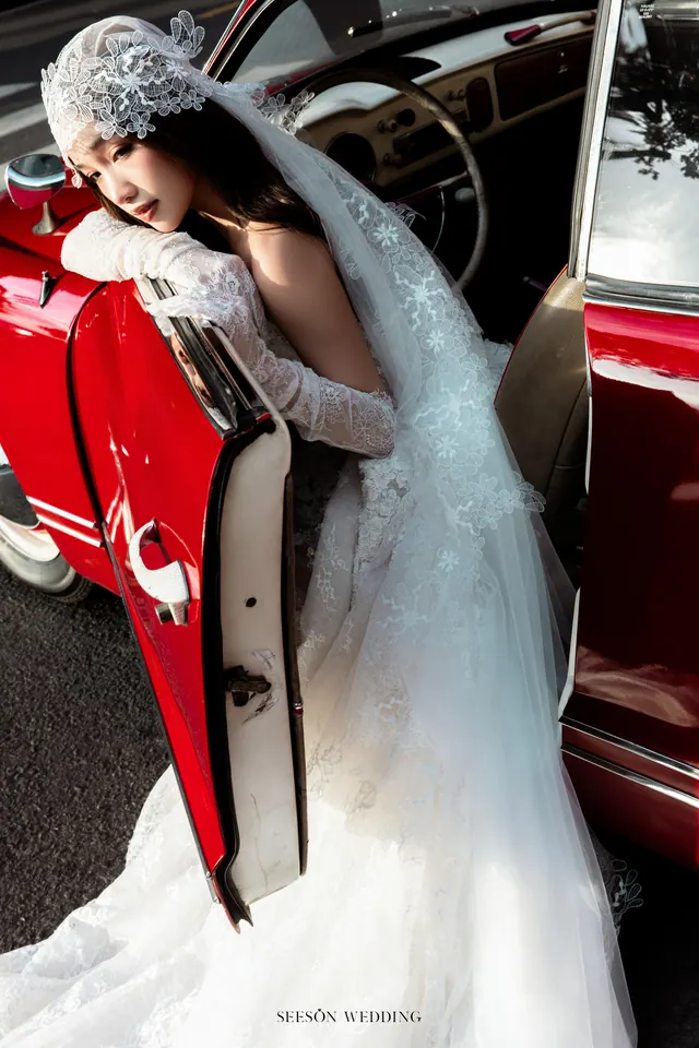 Ảnh cưới Xe cổ đỏ & phố trung tâm tại Quận 1, TP.HCM — Xe Cổ Đỏ — Phố Quận 1, SeesonWedding (ảnh 40/42)