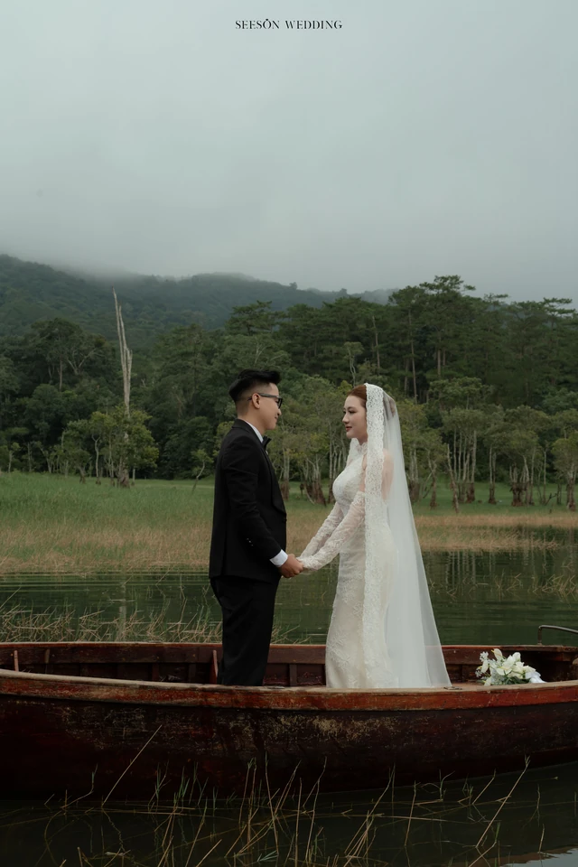 Ảnh cưới Thuyền gỗ & sương hồ tại Suối Tía, hồ Tuyền Lâm, Đà Lạt — Suối Tía — Đà Lạt, SeesonWedding (ảnh 11/33)