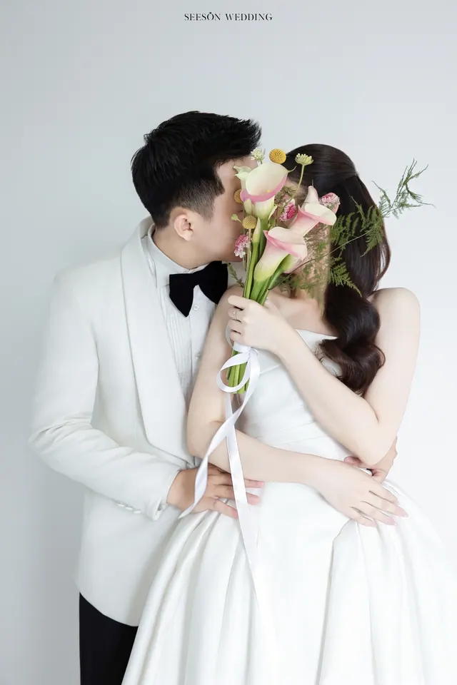 Ảnh cưới Nền trắng & hoa calla tại Studio Seeson, TP.HCM — Nguyện & Vi — Studio Hoa Trắng, SeesonWedding (ảnh 3/16)