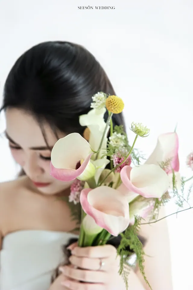 Ảnh cưới Nền trắng & hoa calla tại Studio Seeson, TP.HCM — Nguyện & Vi — Studio Hoa Trắng, SeesonWedding (ảnh 4/16)