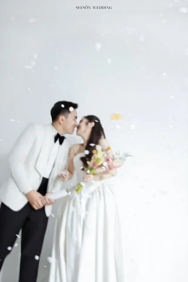 Ảnh cưới Nền trắng & hoa calla tại Studio Seeson, TP.HCM — Nguyện & Vi — Studio Hoa Trắng, SeesonWedding (ảnh 9/16)