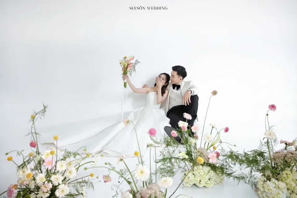 Ảnh cưới Nền trắng & hoa calla tại Studio Seeson, TP.HCM — Nguyện & Vi — Studio Hoa Trắng, SeesonWedding (ảnh 13/16)