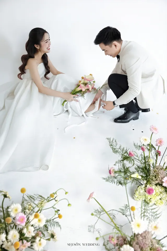 Ảnh cưới Nền trắng & hoa calla tại Studio Seeson, TP.HCM — Nguyện & Vi — Studio Hoa Trắng, SeesonWedding (ảnh 14/16)