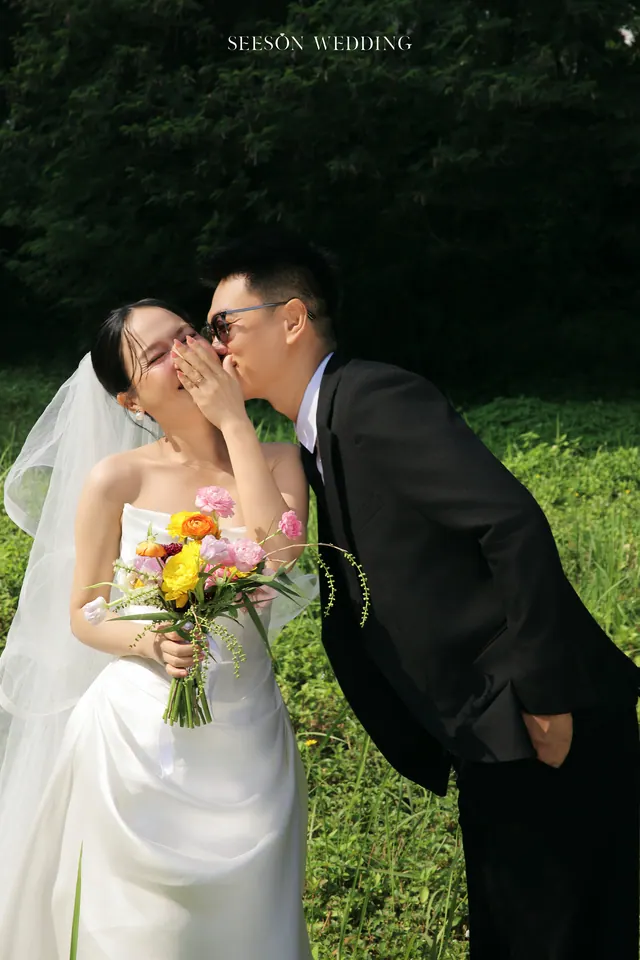 Ảnh cưới Đồng cỏ, voan dài & hoa rực rỡ tại Ngoại cảnh Sài Gòn, TP.HCM — Bộ Ảnh KOL — Ngoại Cảnh Sài Gòn, SeesonWedding (ảnh 10/59)