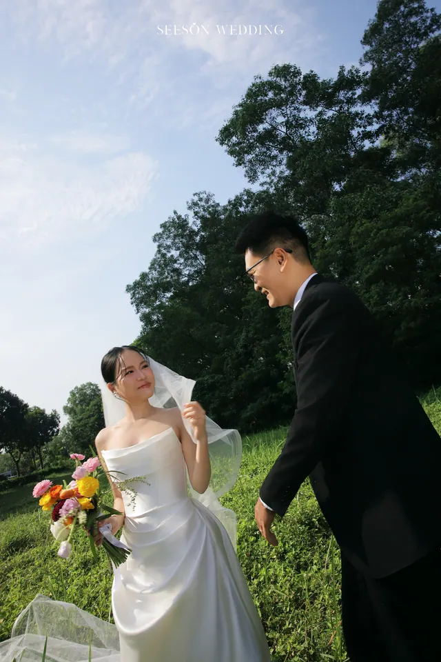 Ảnh cưới Đồng cỏ, voan dài & hoa rực rỡ tại Ngoại cảnh Sài Gòn, TP.HCM — Bộ Ảnh KOL — Ngoại Cảnh Sài Gòn, SeesonWedding (ảnh 17/59)