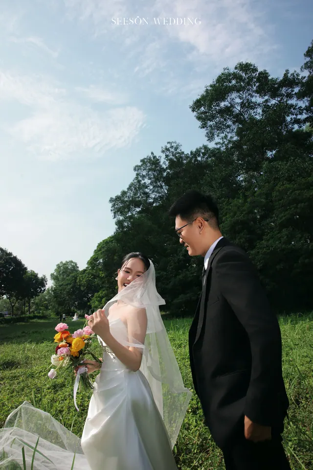 Ảnh cưới Đồng cỏ, voan dài & hoa rực rỡ tại Ngoại cảnh Sài Gòn, TP.HCM — Bộ Ảnh KOL — Ngoại Cảnh Sài Gòn, SeesonWedding (ảnh 19/59)