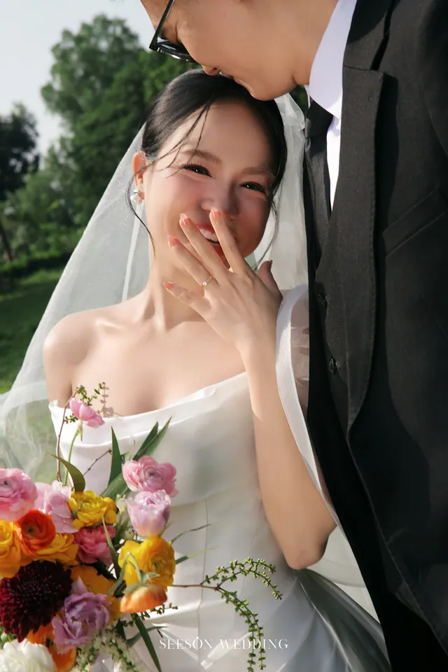 Ảnh cưới Đồng cỏ, voan dài & hoa rực rỡ tại Ngoại cảnh Sài Gòn, TP.HCM — Bộ Ảnh KOL — Ngoại Cảnh Sài Gòn, SeesonWedding (ảnh 21/59)