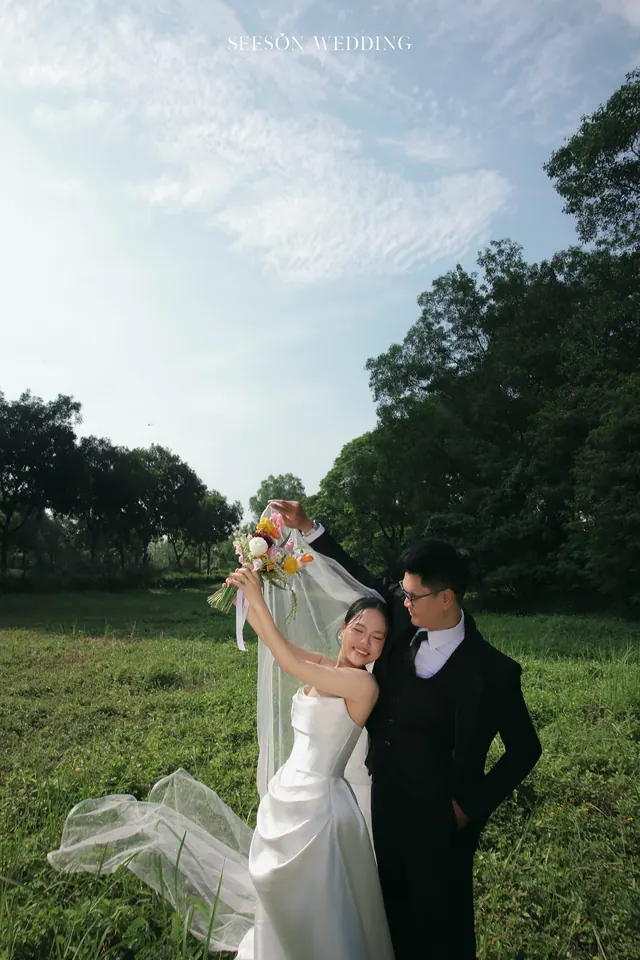 Ảnh cưới Đồng cỏ, voan dài & hoa rực rỡ tại Ngoại cảnh Sài Gòn, TP.HCM — Bộ Ảnh KOL — Ngoại Cảnh Sài Gòn, SeesonWedding (ảnh 22/59)