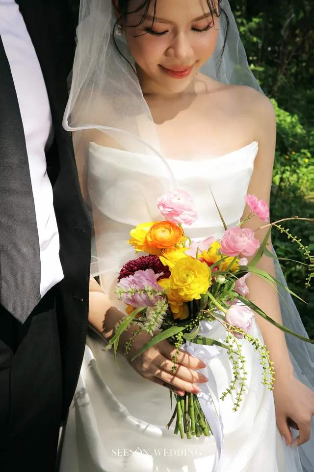 Ảnh cưới Đồng cỏ, voan dài & hoa rực rỡ tại Ngoại cảnh Sài Gòn, TP.HCM — Bộ Ảnh KOL — Ngoại Cảnh Sài Gòn, SeesonWedding (ảnh 51/59)
