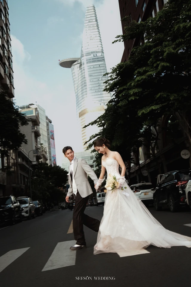 Ảnh cưới Phố Sài Gòn & quán cà phê tại Công trường Mê Linh & trung tâm Quận 1, TP.HCM — Ngoại Cảnh Sài Gòn — Mê Linh, SeesonWedding (ảnh 10/23)