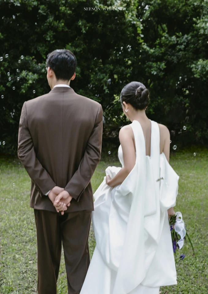 Ảnh cưới Vườn xanh & vest nâu tại Phú Mỹ Hưng, Quận 7, TP.HCM — Ngoại Cảnh Phú Mỹ Hưng, SeesonWedding (ảnh 20/26)