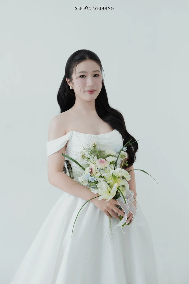 Ảnh cưới Studio nền sáng & hoa loa kèn tại Studio SeesonWedding, TP.HCM — Châu & Huyền — Studio Hoa, SeesonWedding (ảnh 1/38)