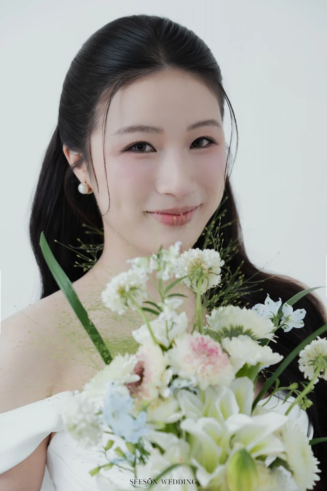 Ảnh cưới Studio nền sáng & hoa loa kèn tại Studio SeesonWedding, TP.HCM — Châu & Huyền — Studio Hoa, SeesonWedding (ảnh 3/38)