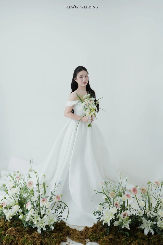 Ảnh cưới Studio nền sáng & hoa loa kèn tại Studio SeesonWedding, TP.HCM — Châu & Huyền — Studio Hoa, SeesonWedding (ảnh 4/38)