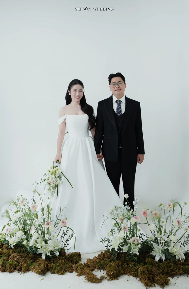 Ảnh cưới Studio nền sáng & hoa loa kèn tại Studio SeesonWedding, TP.HCM — Châu & Huyền — Studio Hoa, SeesonWedding (ảnh 7/38)