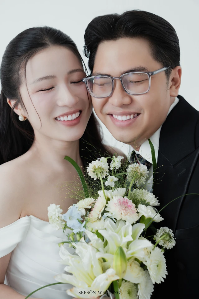 Ảnh cưới Studio nền sáng & hoa loa kèn tại Studio SeesonWedding, TP.HCM — Châu & Huyền — Studio Hoa, SeesonWedding (ảnh 12/38)