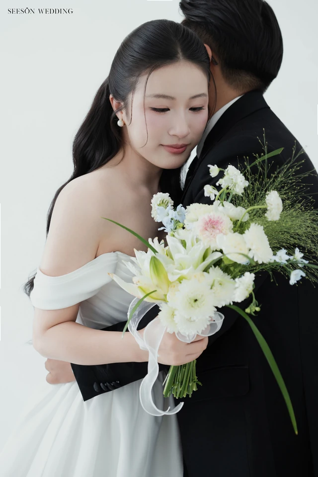 Ảnh cưới Studio nền sáng & hoa loa kèn tại Studio SeesonWedding, TP.HCM — Châu & Huyền — Studio Hoa, SeesonWedding (ảnh 13/38)