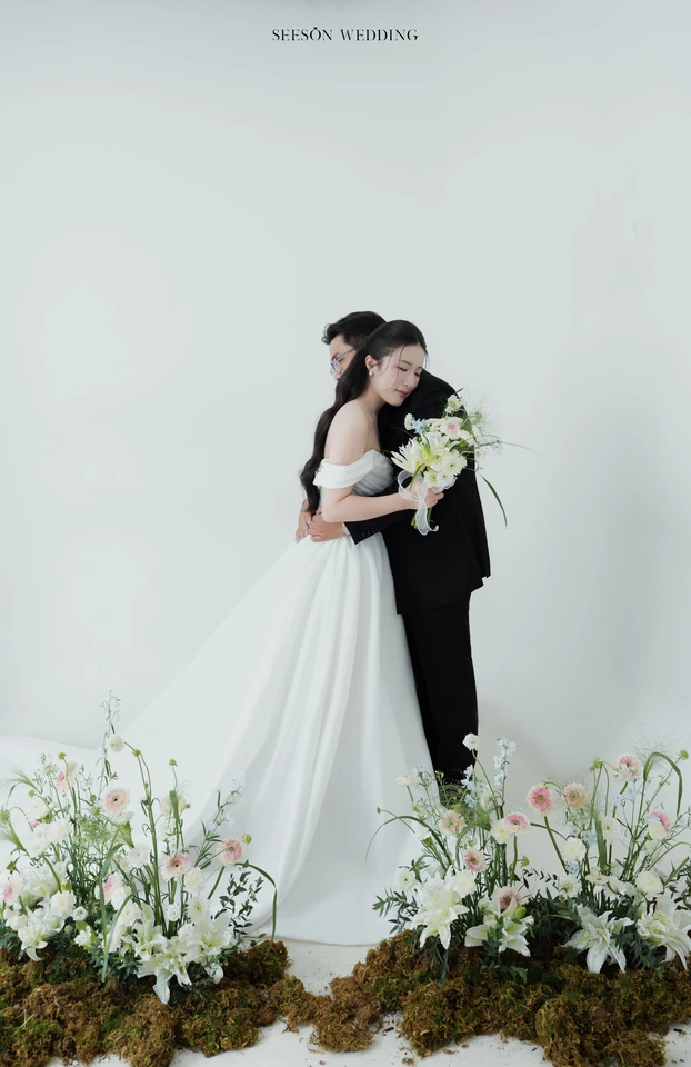 Ảnh cưới Studio nền sáng & hoa loa kèn tại Studio SeesonWedding, TP.HCM — Châu & Huyền — Studio Hoa, SeesonWedding (ảnh 14/38)
