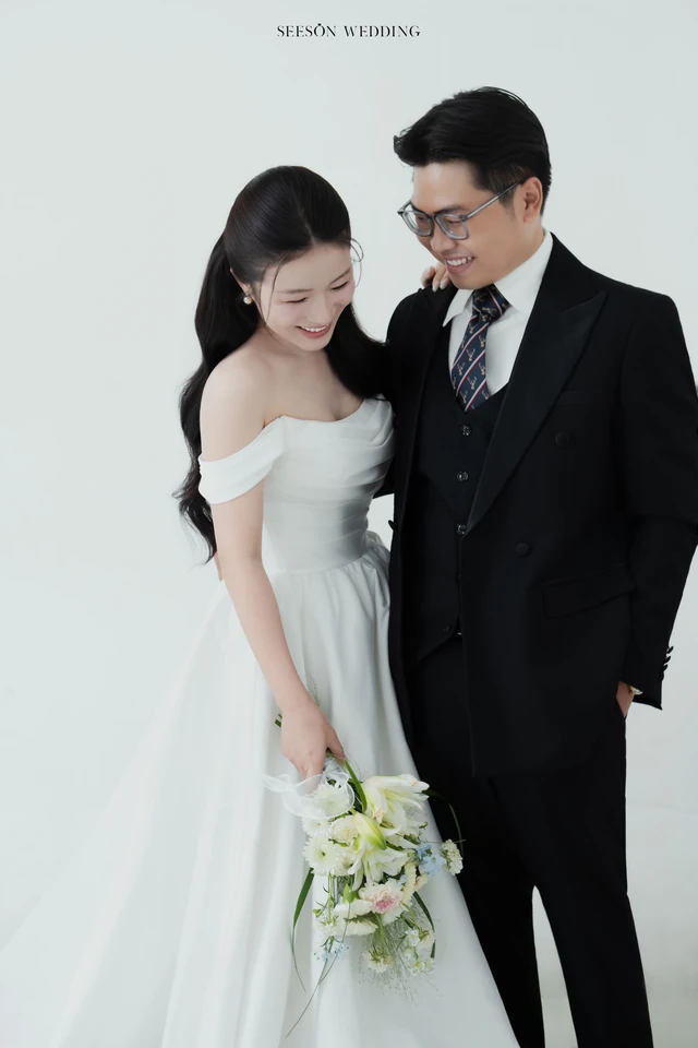 Ảnh cưới Studio nền sáng & hoa loa kèn tại Studio SeesonWedding, TP.HCM — Châu & Huyền — Studio Hoa, SeesonWedding (ảnh 18/38)
