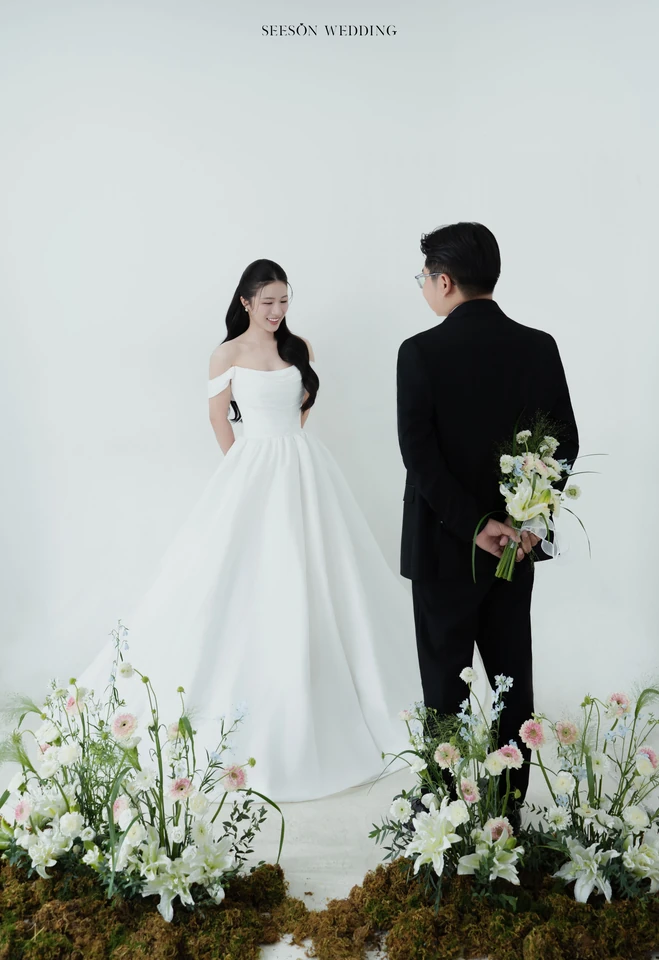 Ảnh cưới Studio nền sáng & hoa loa kèn tại Studio SeesonWedding, TP.HCM — Châu & Huyền — Studio Hoa, SeesonWedding (ảnh 19/38)