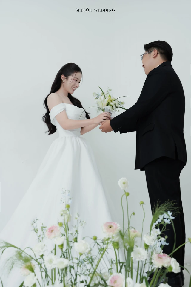 Ảnh cưới Studio nền sáng & hoa loa kèn tại Studio SeesonWedding, TP.HCM — Châu & Huyền — Studio Hoa, SeesonWedding (ảnh 21/38)