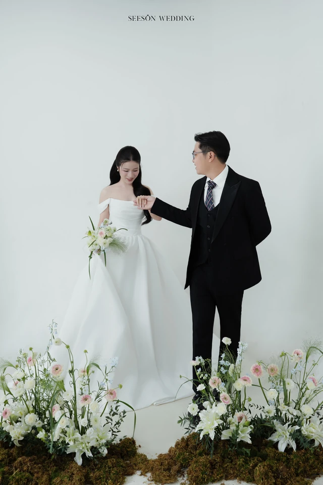 Ảnh cưới Studio nền sáng & hoa loa kèn tại Studio SeesonWedding, TP.HCM — Châu & Huyền — Studio Hoa, SeesonWedding (ảnh 22/38)