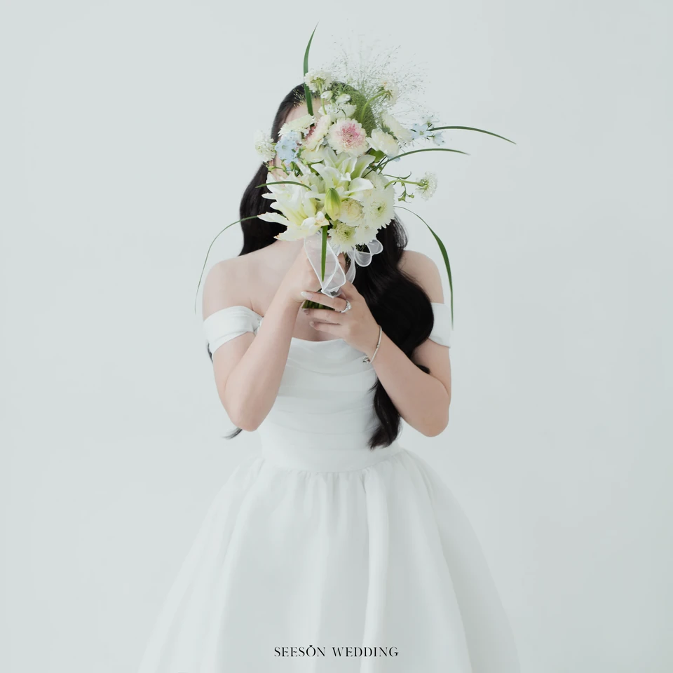 Ảnh cưới Studio nền sáng & hoa loa kèn tại Studio SeesonWedding, TP.HCM — Châu & Huyền — Studio Hoa, SeesonWedding (ảnh 24/38)