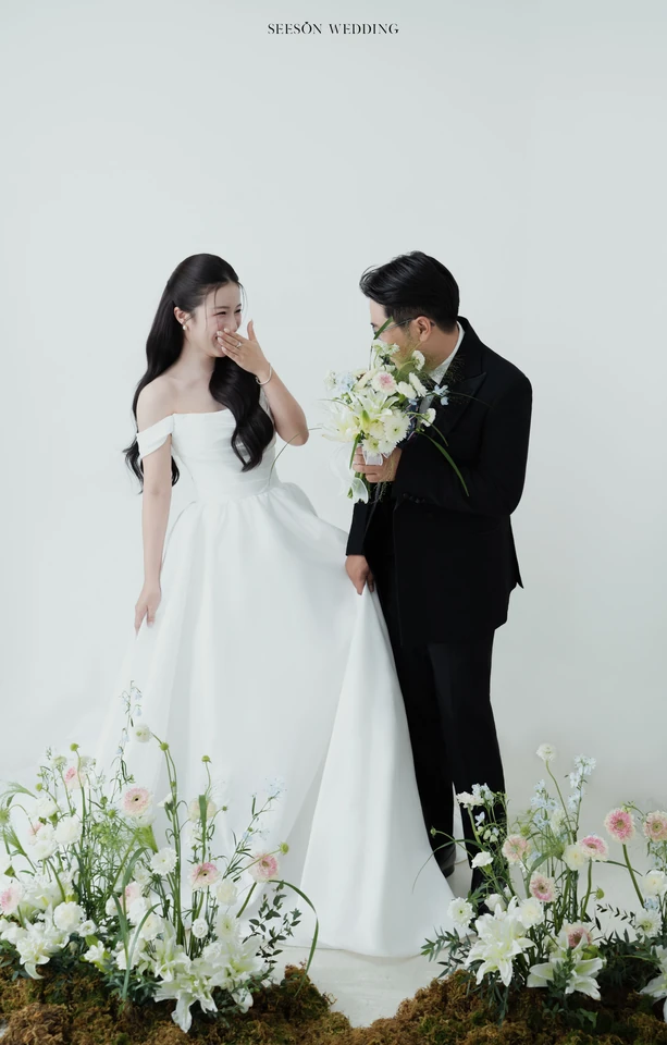 Ảnh cưới Studio nền sáng & hoa loa kèn tại Studio SeesonWedding, TP.HCM — Châu & Huyền — Studio Hoa, SeesonWedding (ảnh 26/38)