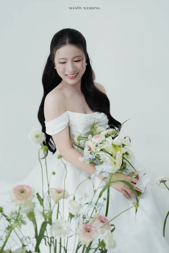 Ảnh cưới Studio nền sáng & hoa loa kèn tại Studio SeesonWedding, TP.HCM — Châu & Huyền — Studio Hoa, SeesonWedding (ảnh 31/38)