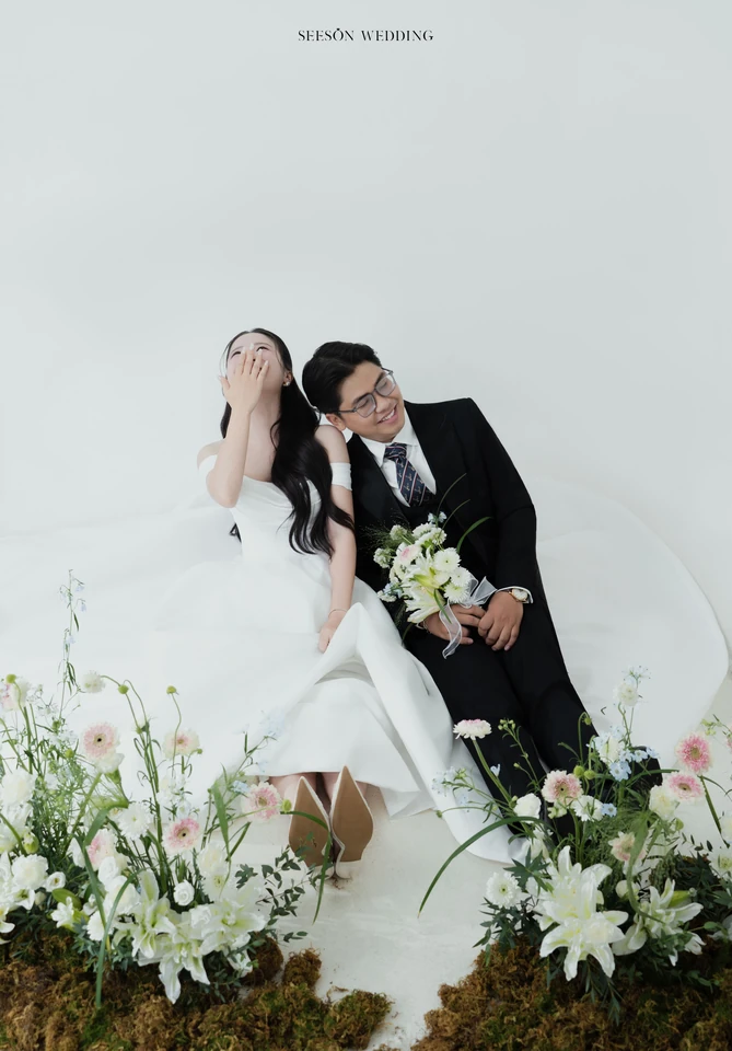 Ảnh cưới Studio nền sáng & hoa loa kèn tại Studio SeesonWedding, TP.HCM — Châu & Huyền — Studio Hoa, SeesonWedding (ảnh 32/38)