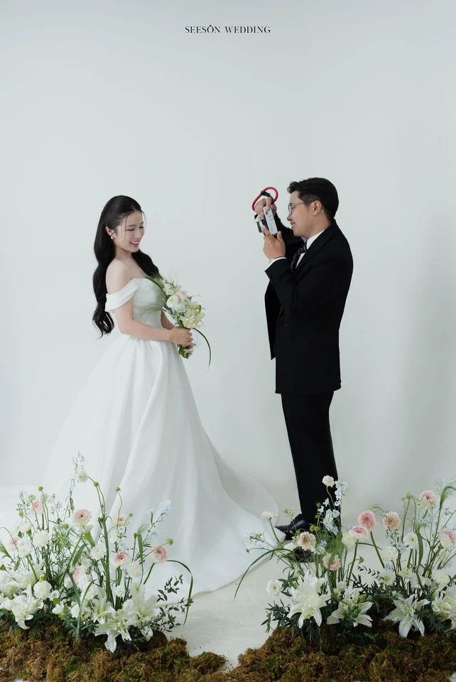 Ảnh cưới Studio nền sáng & hoa loa kèn tại Studio SeesonWedding, TP.HCM — Châu & Huyền — Studio Hoa, SeesonWedding (ảnh 34/38)
