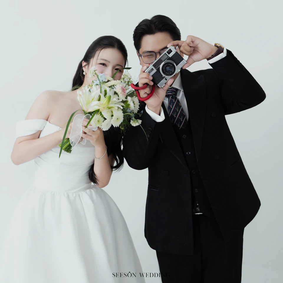 Ảnh cưới Studio nền sáng & hoa loa kèn tại Studio SeesonWedding, TP.HCM — Châu & Huyền — Studio Hoa, SeesonWedding (ảnh 35/38)
