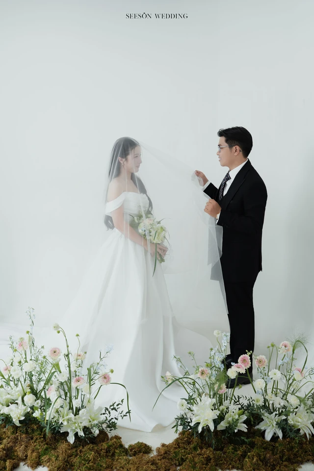 Ảnh cưới Studio nền sáng & hoa loa kèn tại Studio SeesonWedding, TP.HCM — Châu & Huyền — Studio Hoa, SeesonWedding (ảnh 37/38)