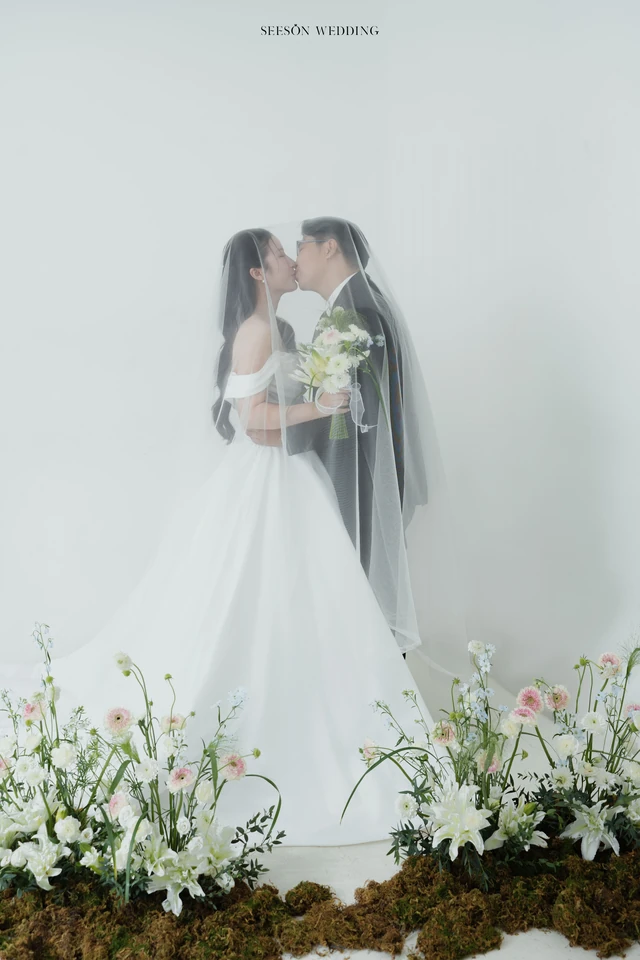 Ảnh cưới Studio nền sáng & hoa loa kèn tại Studio SeesonWedding, TP.HCM — Châu & Huyền — Studio Hoa, SeesonWedding (ảnh 38/38)